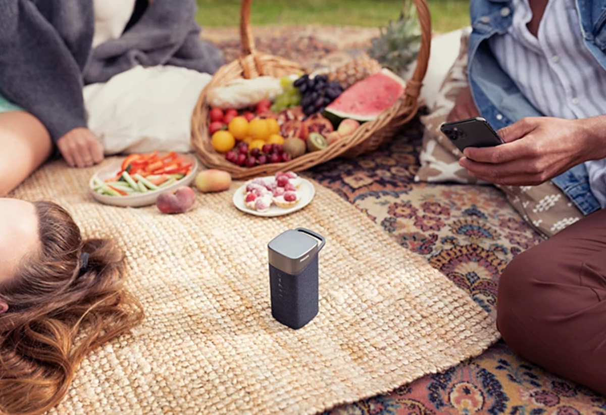 Η τηλεόραση τοποθετημένη σε έναν χώρο.